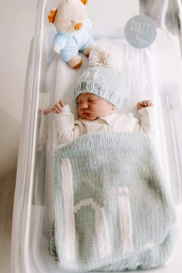 Drape this blue blanket over your sofa, armchair, or bed to enhance your décor. At 6.4 pounds, it's substantial enough to provide a comforting weight without feeling heavy.