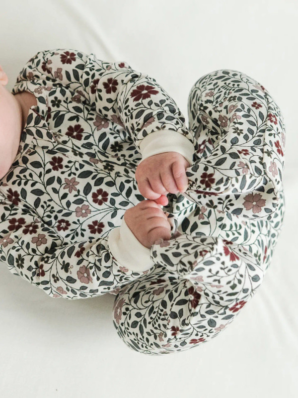 This Colored Organics zipper sleeper is available in a range of sizes. It's easy to care for and designed to last. Sweet dreams are guaranteed!