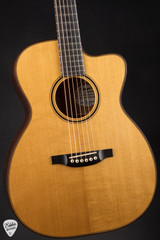 2019 – Bourgeois OMC DB Signature – Aged Tone Adirondack Spruce & Honduran Fiddleback Mahogany Acoustic Guitar