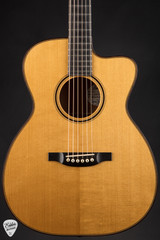 2019 – Bourgeois OMC DB Signature – Aged Tone Adirondack Spruce & Honduran Fiddleback Mahogany Acoustic Guitar