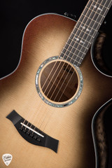 Taylor Custom #26 C14ce B5026 Grand Auditorium Sitka Spruce/Quilted Big Leaf Maple – Silver Cranberry Supernova/NAMM 2025 Acoustic Guitar