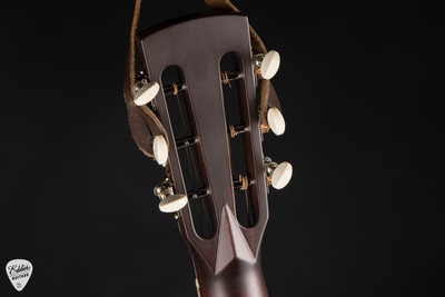 Huss & Dalton 000-SP – Western Red Cedar & Figured Claro Walnut Acoustic Guitar