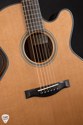 Santa Cruz Fingerstyle Custom – Ancient Orcas Island Cedar & Mun Ebony Acoustic Guitar