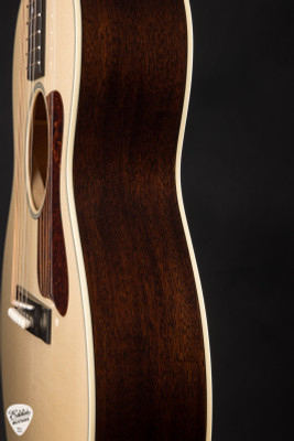 Bourgeois The Standard Small Jumbo Carved Back – Italian Spruce & Honduran Mahogany Acoustic Guitar
