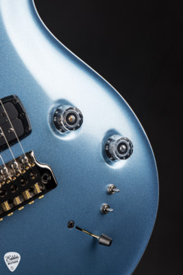 PRS Eddie's Guitars Wood Library Modern Eagle V Rosewood Neck Frost Blue Metallic electric guitar