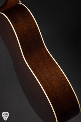 Collings C-00 Sunburst Acoustic Guitar with Sitka Spruce and Honduran Mahogany