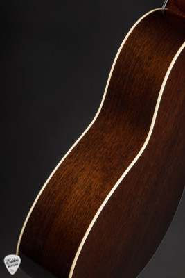 Collings C-00 Sunburst Acoustic Guitar with Sitka Spruce and Honduran Mahogany
