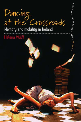 Dancing At the Crossroads: Memory and Mobility in Ireland (Dance and Performance Studies #1) book cover by Helena Wulff
