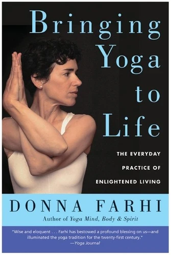 Bringing Yoga to Life: The Everyday Practice of Enlightened Living [9780060750466]