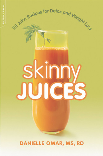 Skinny Juices: 101 Juice Recipes for Detox and Weight Loss book cover by Danielle Omar