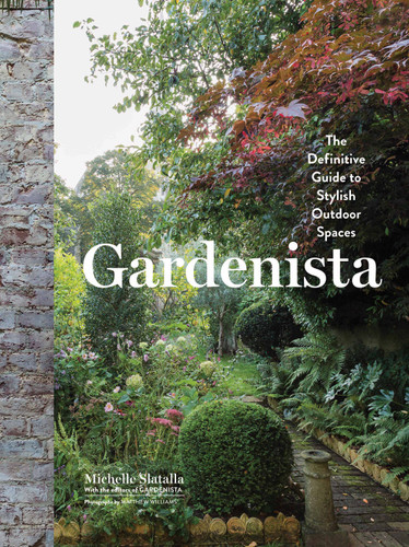 Gardenista: The Definitive Guide to Stylish Outdoor Spaces (Remodelista) book cover by Michelle Slatalla