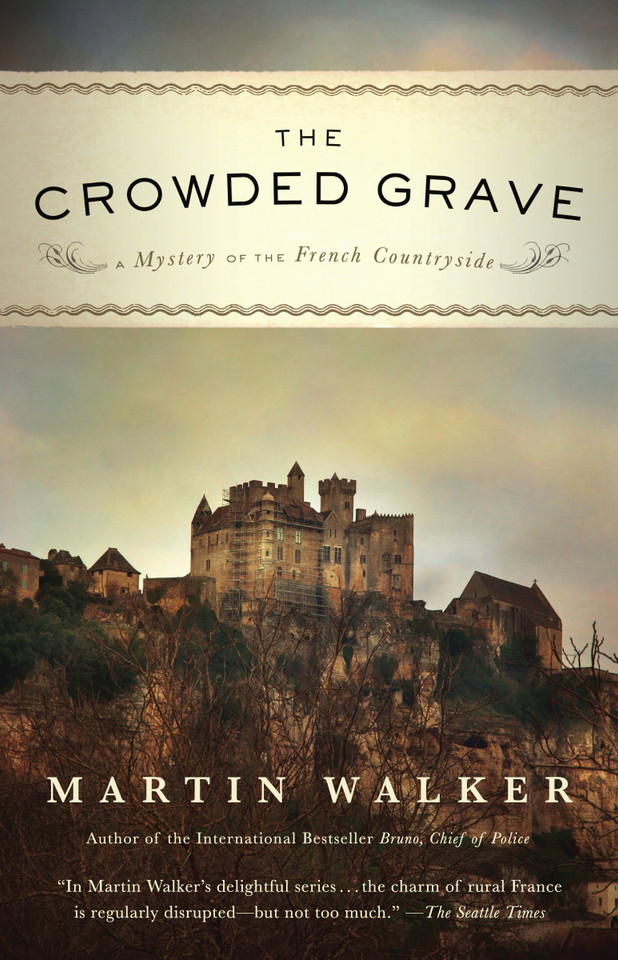 The Crowded Grave: A Mystery of the French Countryside (Bruno, Chief of Police Series) book cover by Martin Walker