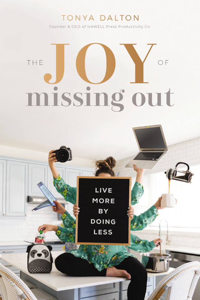 The Joy of Missing Out: Live More by Doing Less [9781400214433]