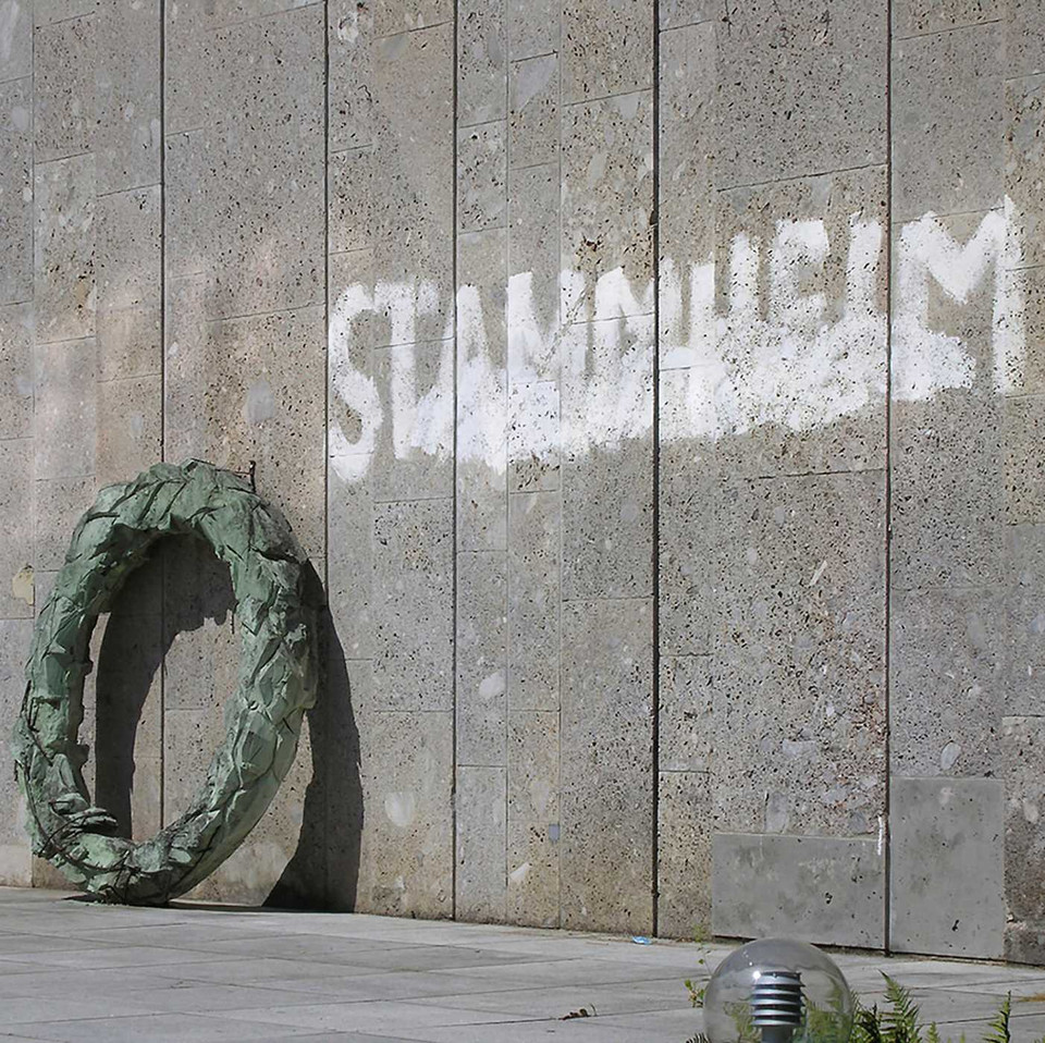 Memorials: Betrachtungen über Denk-Male in unserer Zeit book cover by Hans Dieter Schaal