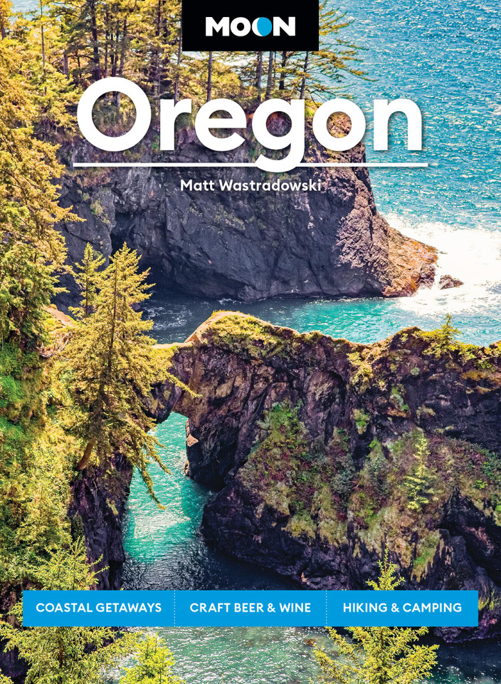 Moon Oregon: Coastal Getaways, Craft Beer & Wine, Hiking & Camping (Moon U.S. Travel Guide) book cover by Matt Wastradowski, Moon Travel Guides