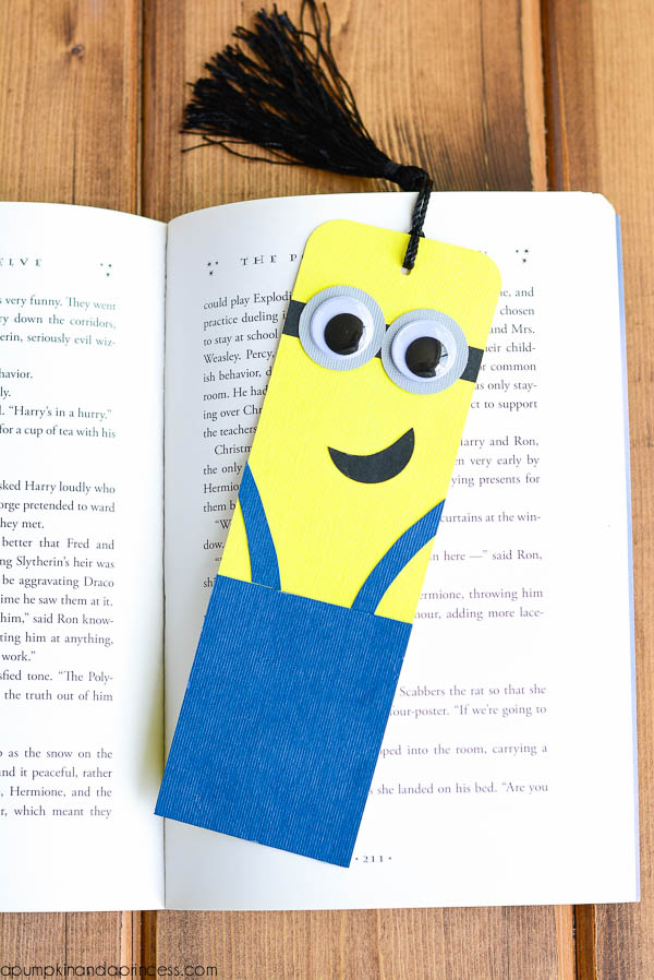 DIY-Minion-Bookmark-Tutorial