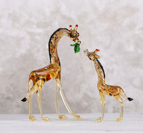 Elegant Murano glass giraffe and baby, showcasing intricate detailing and artisan craftsmanship.