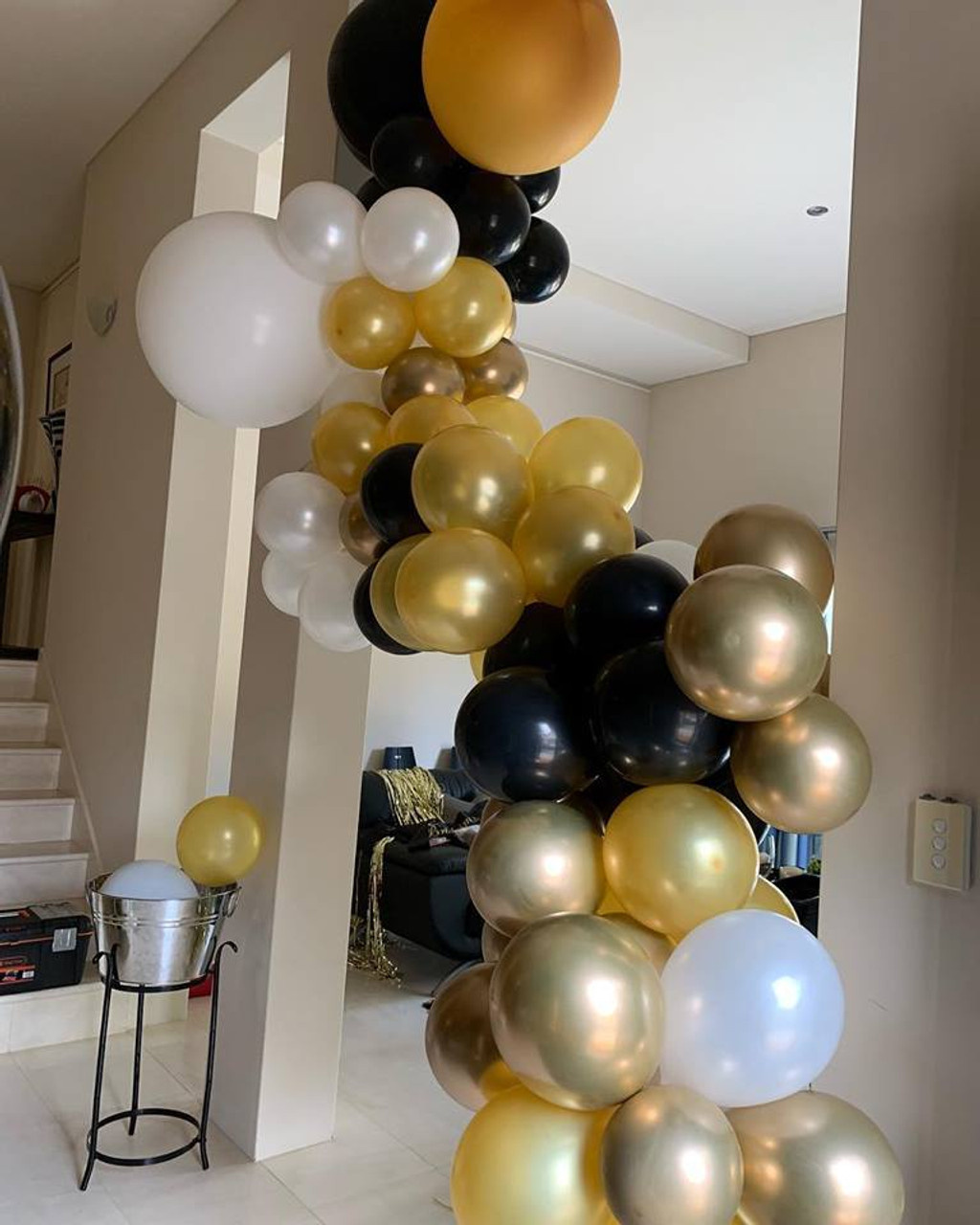BALLOON GARLAND PREMIUM - 2 METRE (installation &delivery additional) Code- GARLANDPREM2

Includes your choice of latex with additional confetti balloons and/ or chrome finish latex
