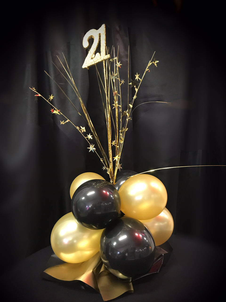 A beautiful addition to any tabletop - a cluster of 8 balloons with a spangle.�� These are great for parties or to take to a restaurant - pre order essential.  Call your local store today to choose yorur spangle and colour scheme.