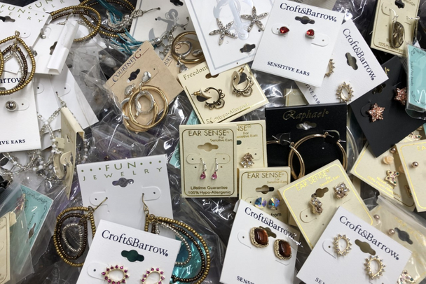 200 pcs Jewelry Wholesale Liquidation Lots -Every case is