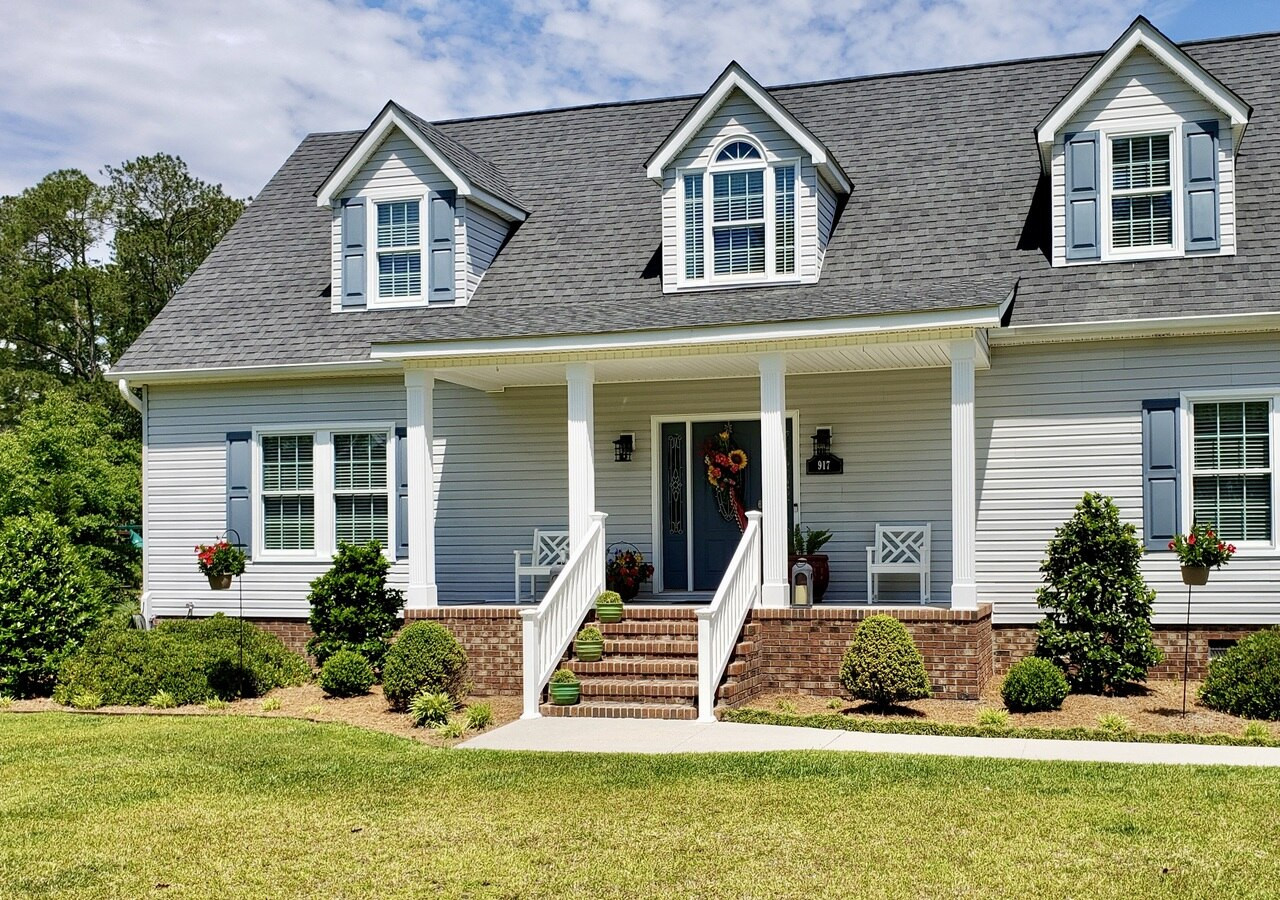 A beautiful home with Non-Tapered Fluted Column Wrap installed