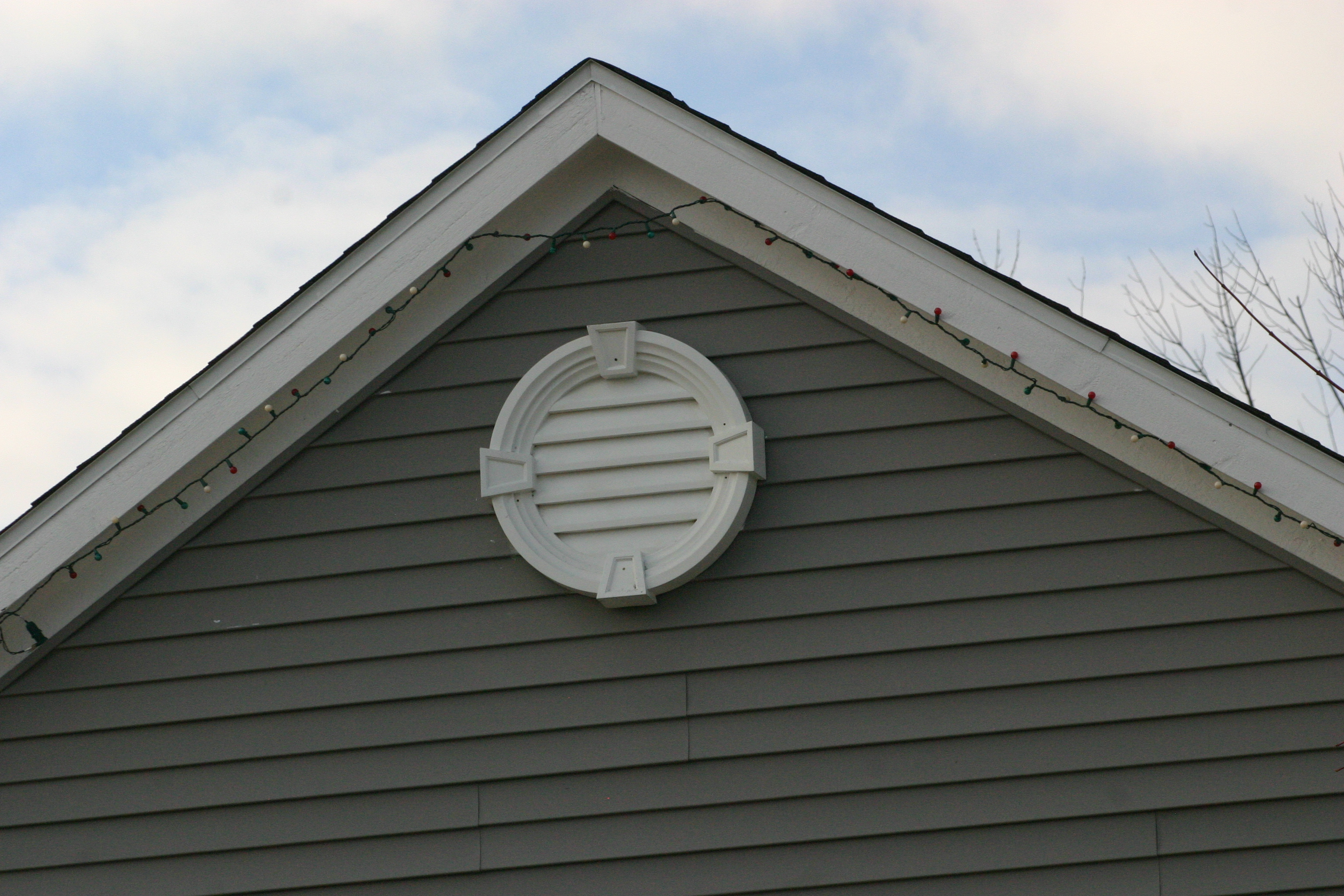 Fypon Round Louver with decorative trim & keystones