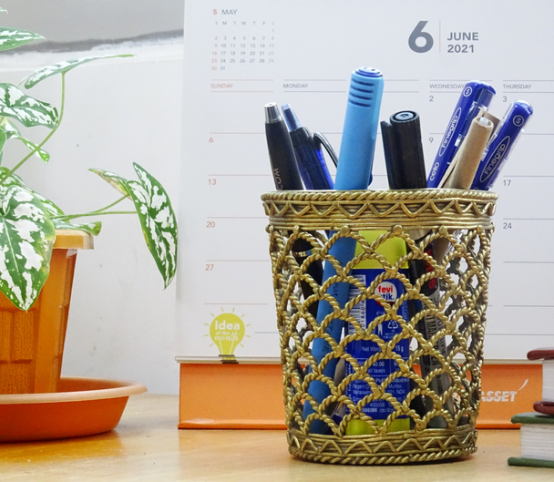 Artisan Soul  – Dokra NetDesign Round Pen Stand | 300gm | 0.66 lbs