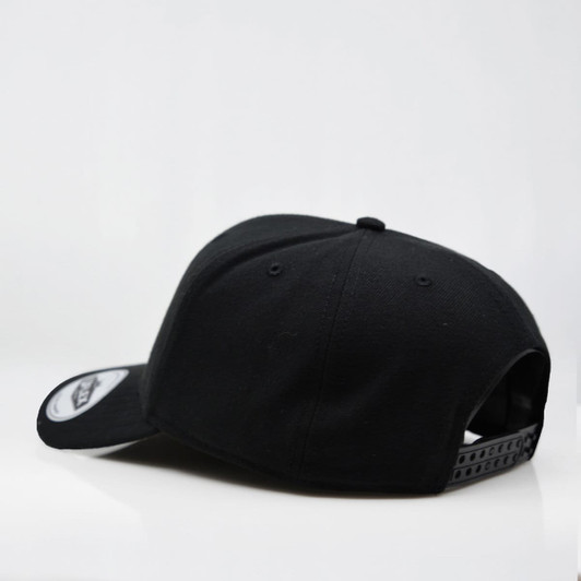 A black 6 panel snapback cap featuring a curved brim and a logo on the side.