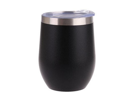 A drink tumbler in matte black with a stainless steel rim and a clear lid, featuring a logo.