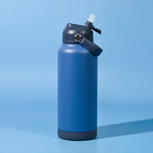 A drink bottle in dark blue with a grey lid and a straw attachment, featuring a logo on the side.