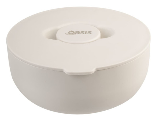 A lunch bowl in a cream colour with a lid, featuring a logo on top. It has an insulated design.