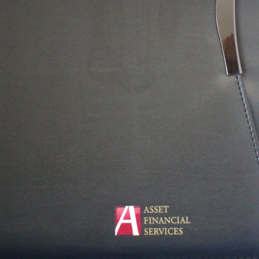 A dark blue imitation leather zippered compendium featuring a metallic clip and branding.