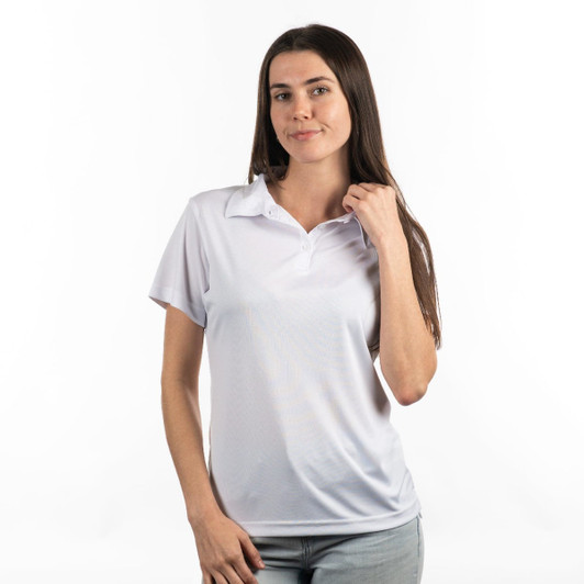 A woman models a white polo shirt with a collar, featuring a logo. The shirt has short sleeves and a relaxed fit.