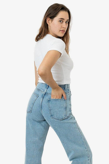 A mid-length baby rib crewneck tee in white, paired with high-waisted blue jeans, featuring a model.