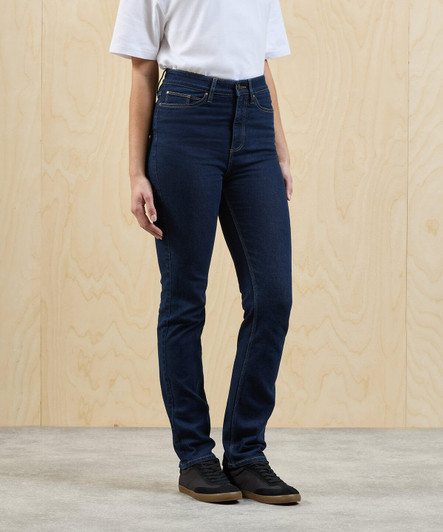 Straight-leg jeans in dark blue, featuring a high waist and a slim fit, paired with a white t-shirt and black shoes.