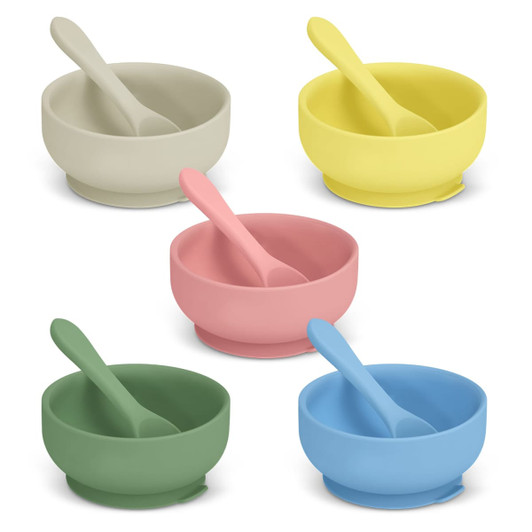 A set of five suction bowls in green, pink, yellow, grey, and blue, each with a matching spoon and a logo.