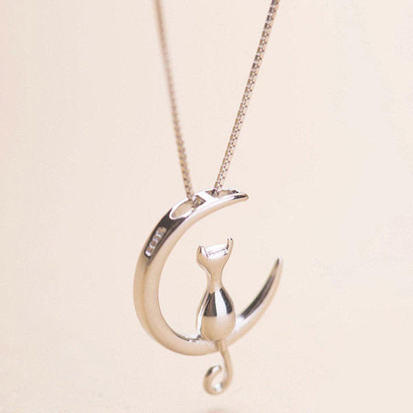 Collier avec un pendentif lune et chat zaxx