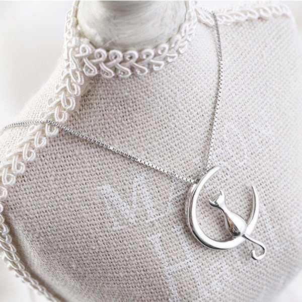Collier avec un pendentif lune et chat zaxx