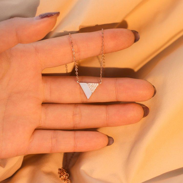 Collier Avec Pendentif En Forme De Triangle Collier Avec Pendentif En Forme De Triangle zaxx