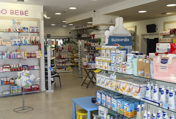 Interior de la Farmacia Elena Martín Fernández, en Alcorcón (Madrid)