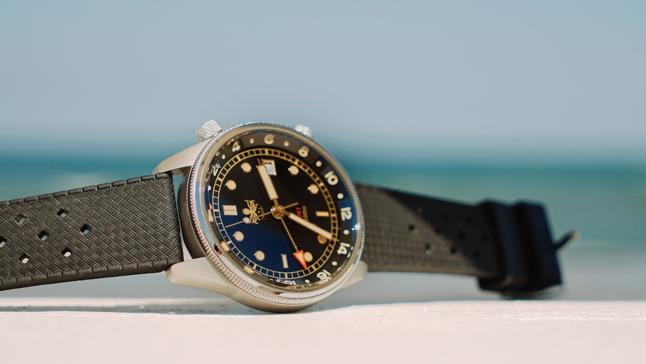 PHOIBOS EAGLE RAY GMT PX023D 300M Dive Watch Black&Gold