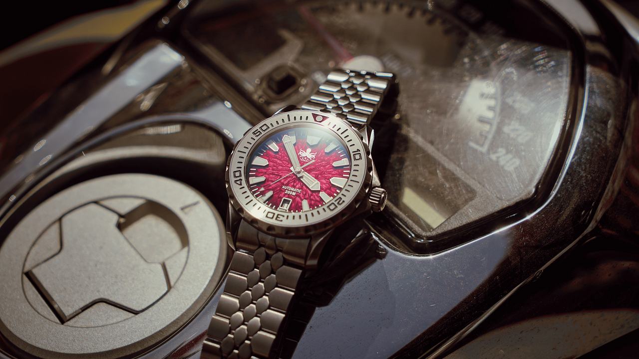 世界 AW フリスビー PHOIBOS KRAKEN 200M Automatic Diver Watch PY059E Lava Red