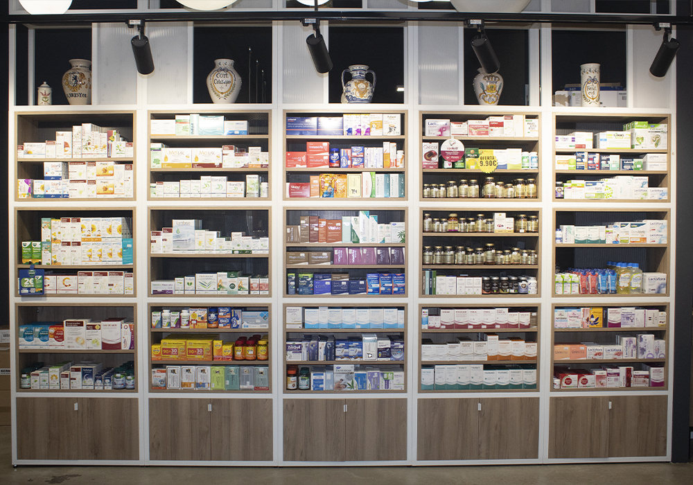 Estanterias de la Farmacia Vives García en Denia