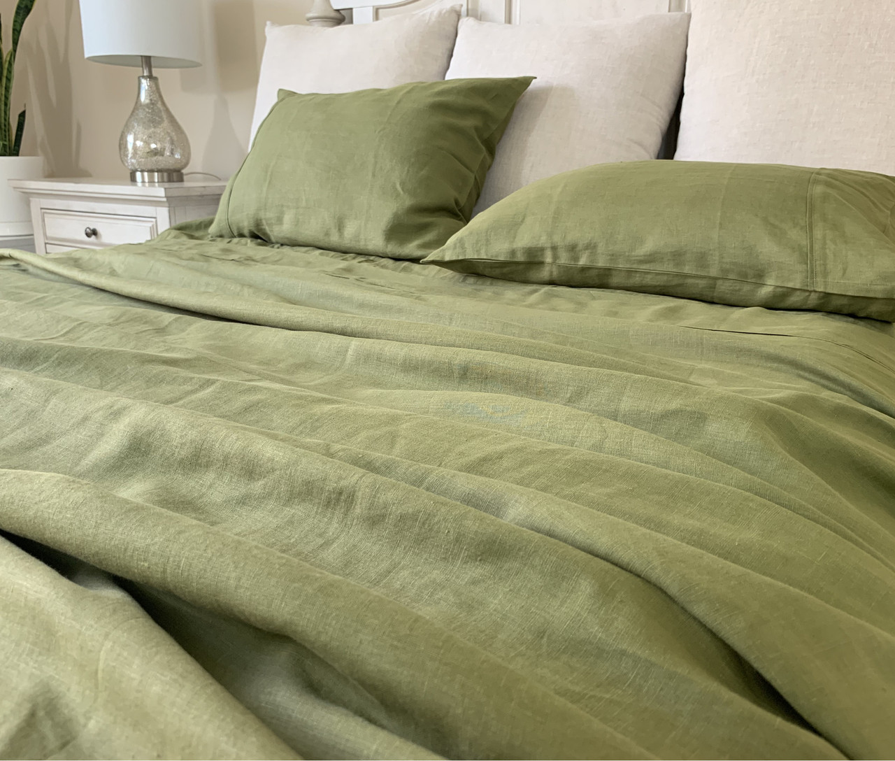 https://cdn11.bigcommerce.com/s-gp626m/images/stencil/1280x1280/products/1391/11785/Rosemary_Green_Linen_Bed_Sheets__31168.1590433806.jpg?c=2
