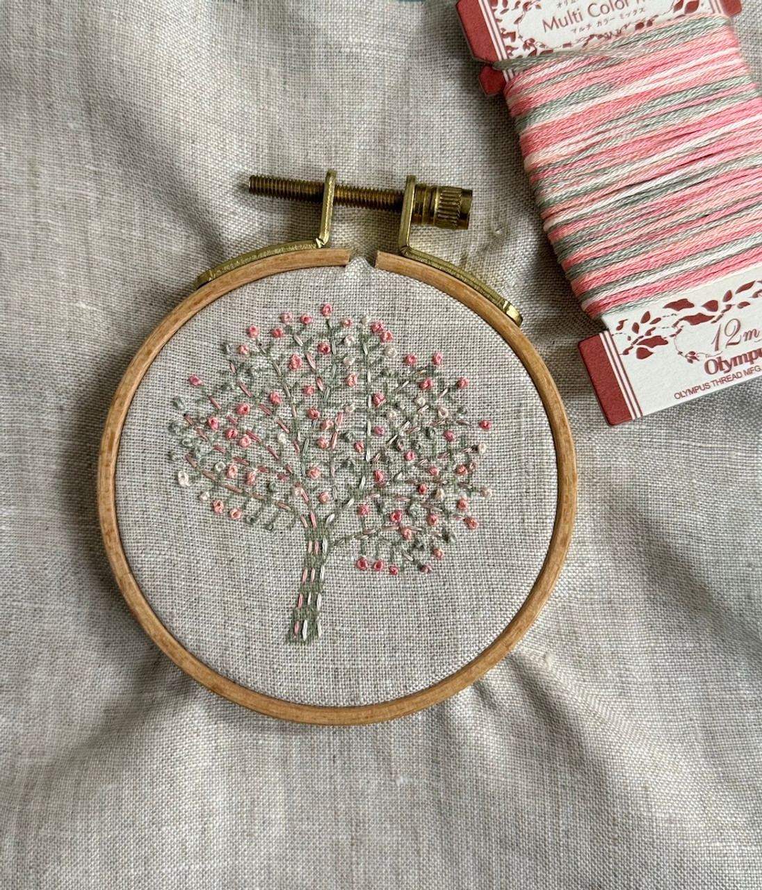 This 'Partridge tree' is a charming embroidery block featuring the a beautifully strong tree stamped onto natural linen. 
