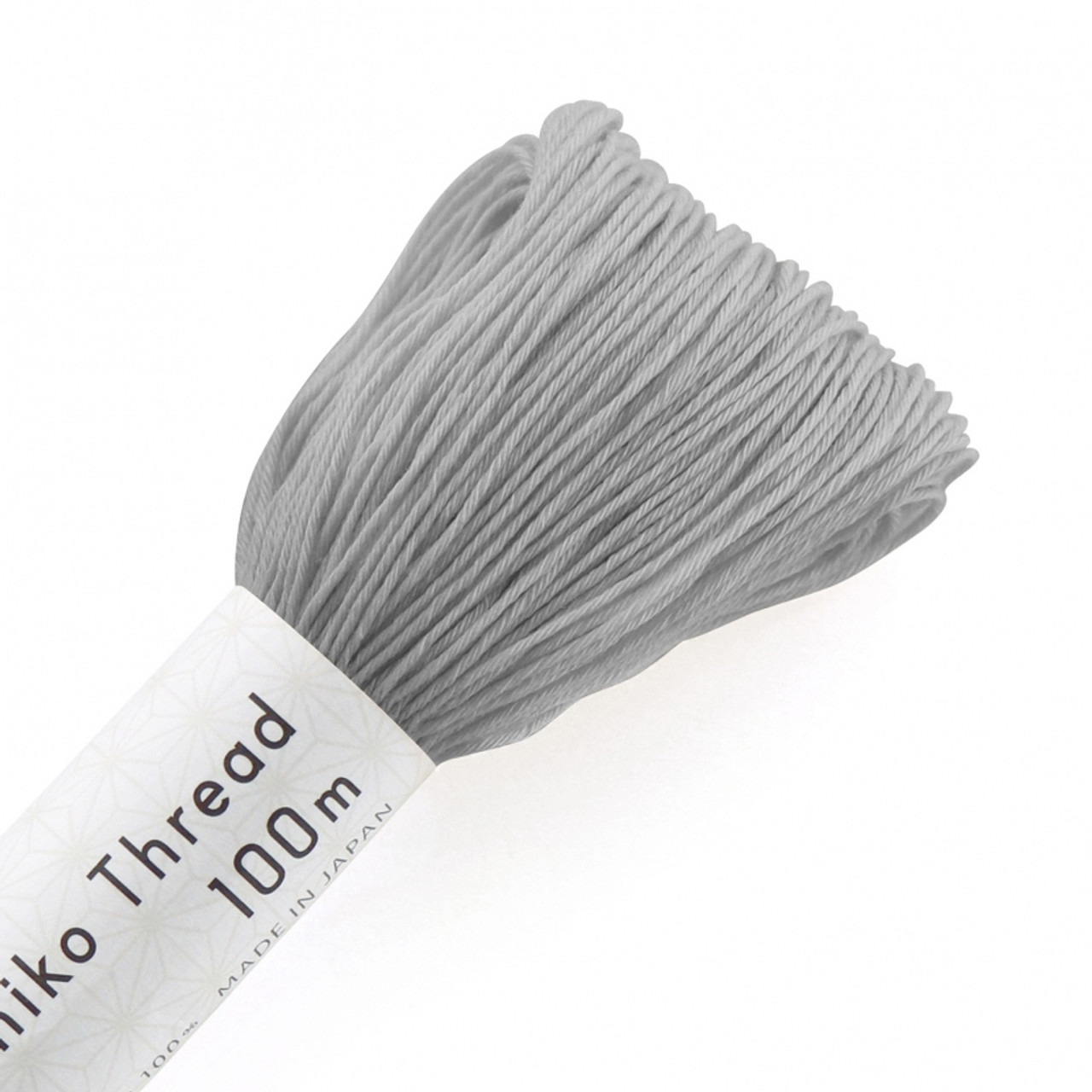 Inspired by the "silver gray" color that has been enjoyed in ink paintings and kimonos from the Edo era as a colorless yet elegant color. By stitching on white fabric or combining it with black thread, it will look like an ink painting.