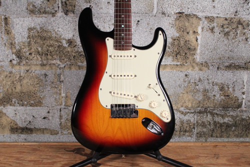 2004 Fender American Deluxe Stratocaster Sunburst w/ Fender Hard Case