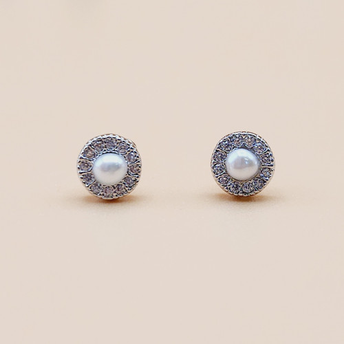 Circle earrings with pearl