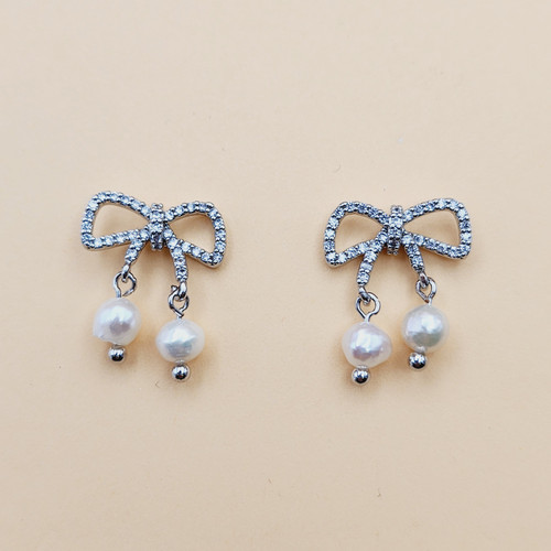 Ribbon pearl earrings