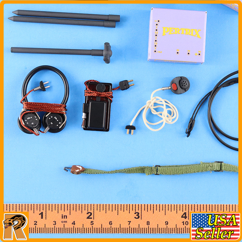 Dennis Waffen Radio Operator - Metal Radio Set - 1/6 Scale -